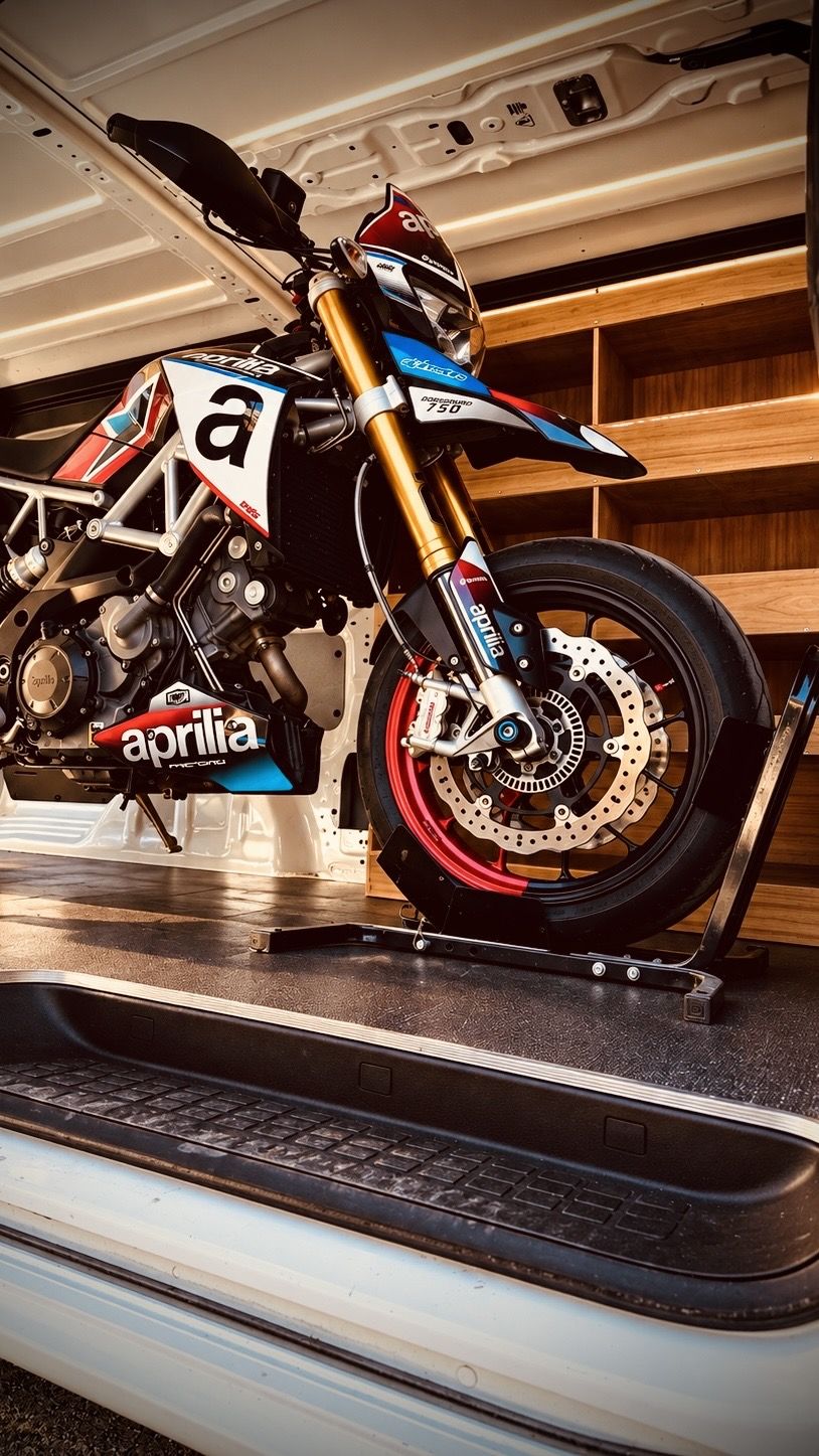 Moto calée dans l'utilitaire VXR Racing