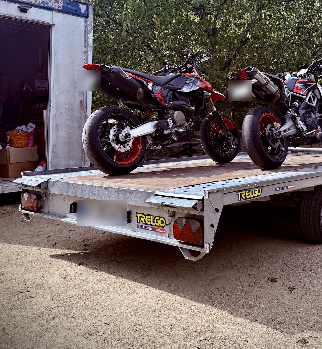 Deux motos chargées sur le plateau porte-voiture