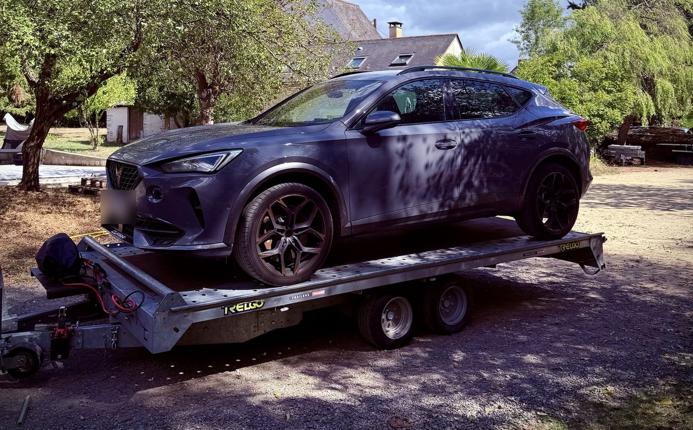 Voiture sur le plateau porte-voiture
